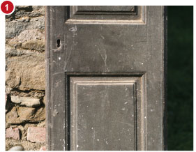 Tractament sorrejat sobre porta de fusta