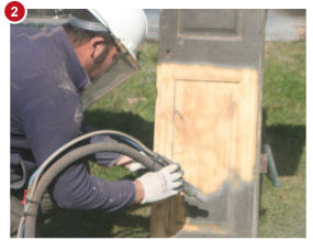Tractament sorrejat sobre porta de fusta